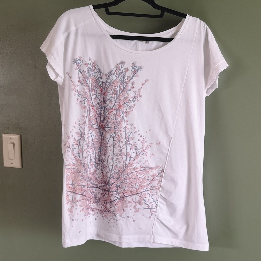 NWOT Sandwich Abstract Graphic Tee Sz M Unique Stitching & Ruching Boutique